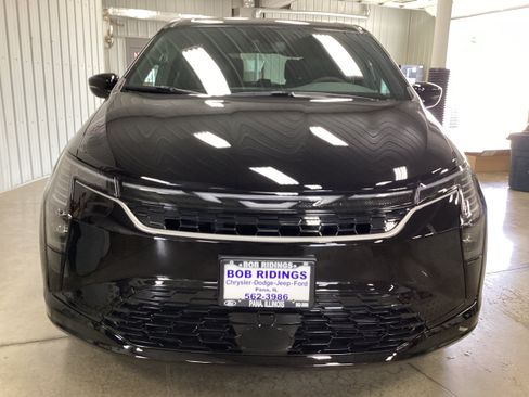 New 2027 Chrysler Pacifica Select AWD/4WD image 10