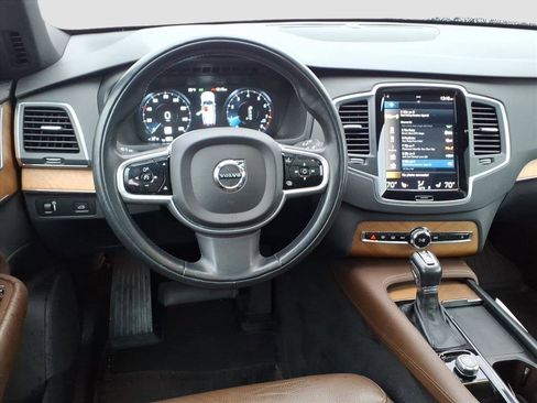 Used 2022 Volvo XC90 T6 Momentum image 11