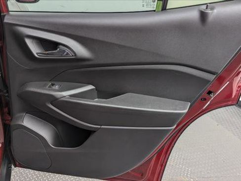 Used 2025 Chevrolet Trax LT w/ LT Convenience Package image 19