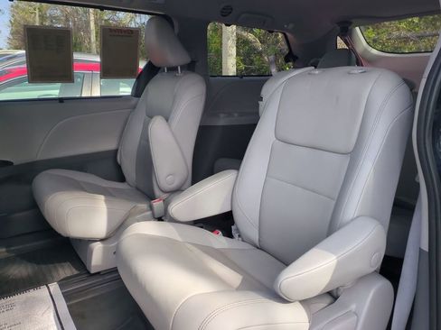 Used 2020 Toyota Sienna Limited image 13