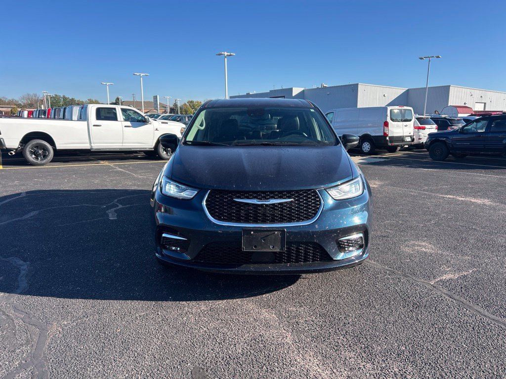 Used 2023 Chrysler Pacifica Touring-L w/ Uconnect Theater Family Group AWD/4WD image 2