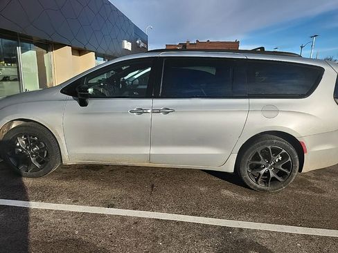 Used 2023 Chrysler Pacifica Limited w/ S Appearance Package image 9