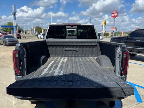 Used 2024 GMC Sierra 2500 AT4 w/ AT4 Preferred Package AWD/4WD image 7