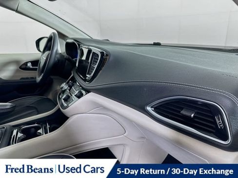 Used 2023 Chrysler Pacifica Limited FWD image 38