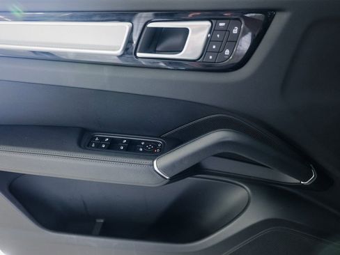 Certified 2023 Porsche Cayenne Platinum Edition image 24