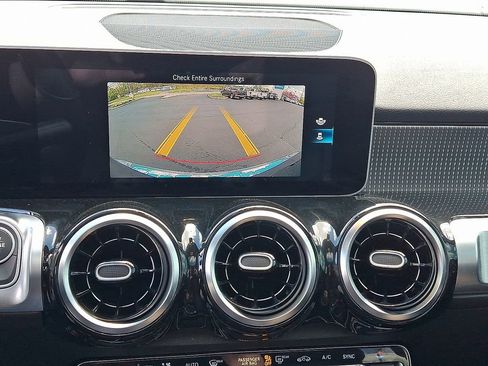 Used 2021 Mercedes-Benz GLB 250 4MATIC image 4