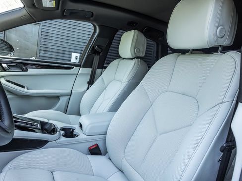 Certified 2026 Porsche Macan S AWD/4WD image 5