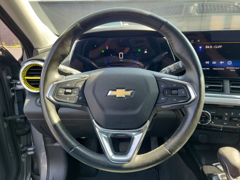Used 2024 Chevrolet Trax LT w/ Sunroof Package FWD image 22