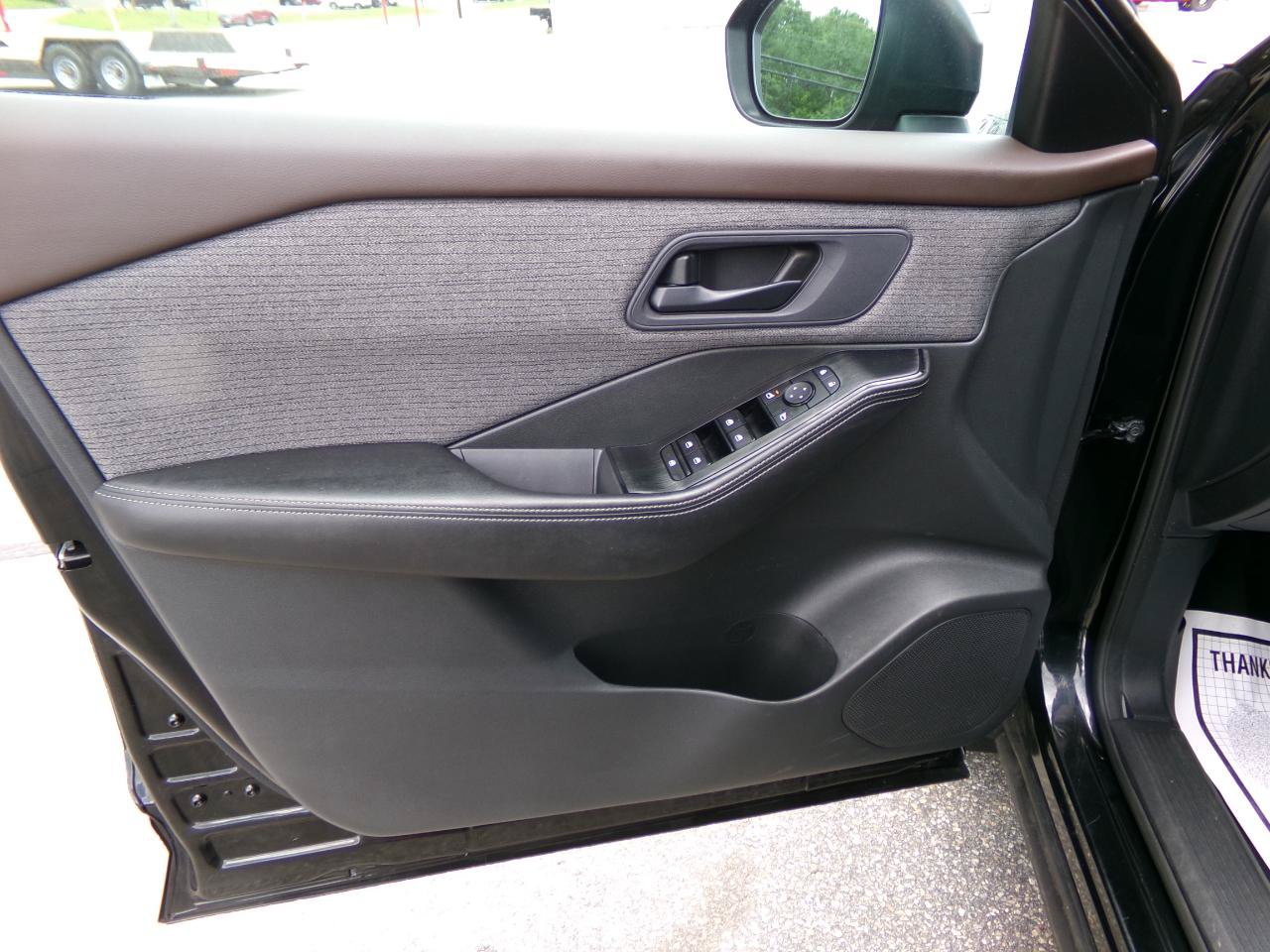 Used 2022 Nissan Rogue S AWD/4WD image 10