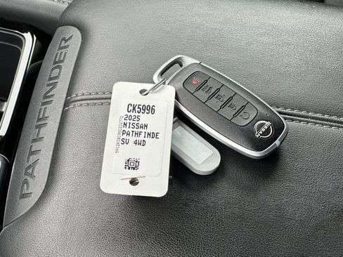 Used 2025 Nissan Pathfinder SV AWD/4WD image 33