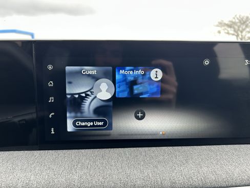 Used 2025 Nissan Kicks SV w/ Charging Package image 13