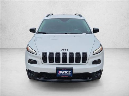 Used 2017 Jeep Cherokee Altitude image 2