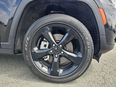 Used 2024 Jeep Grand Cherokee L Altitude AWD/4WD image 9