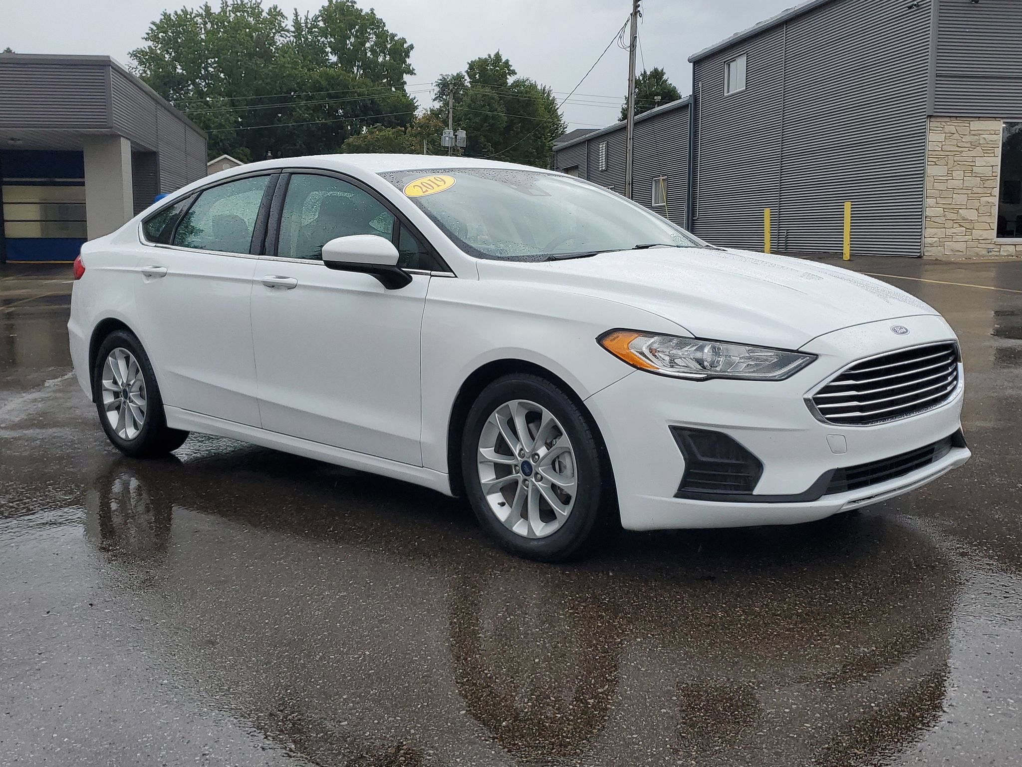 Used 2019 Ford Fusion SE FWD image 3