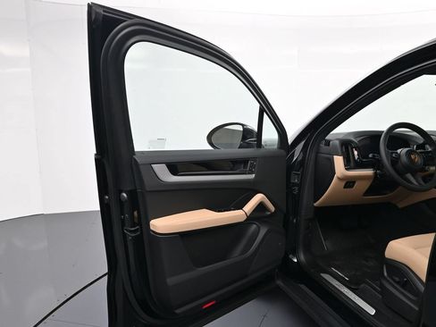 Certified 2026 Porsche Cayenne AWD/4WD image 15