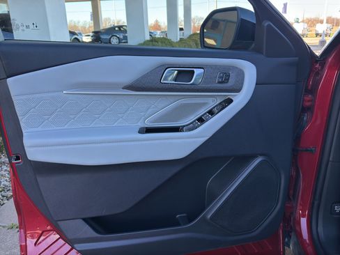 Used 2025 Ford Explorer Platinum w/ Ultimate Package image 10