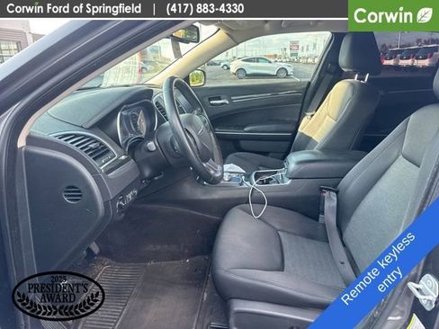 Used 2018 Chrysler 300 Touring w/ Chrome Appearance Package image 11