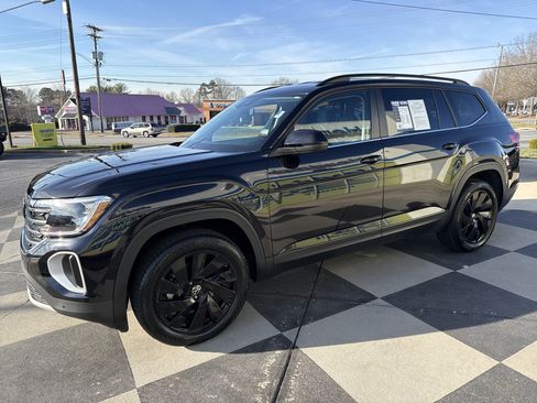 Used 2024 Volkswagen Atlas SE w/ Black Wheel Package image 5
