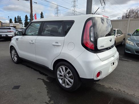 Used 2019 Kia Soul + image 2