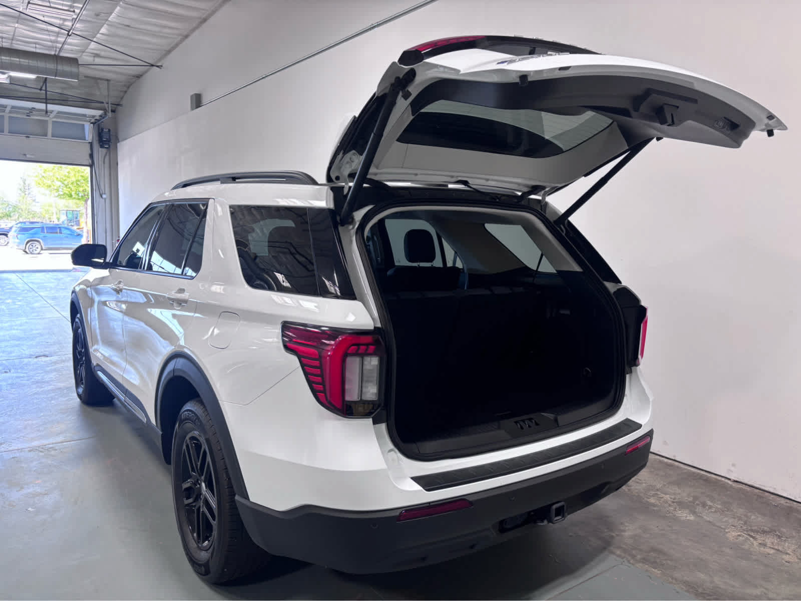 Used 2025 Ford Explorer Active AWD/4WD image 4