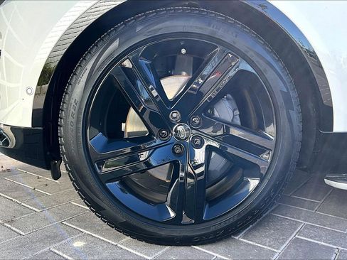 Used 2025 Land Rover Discovery Dynamic SE image 8