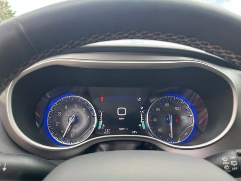 Used 2023 Chrysler Pacifica Touring-L FWD image 26