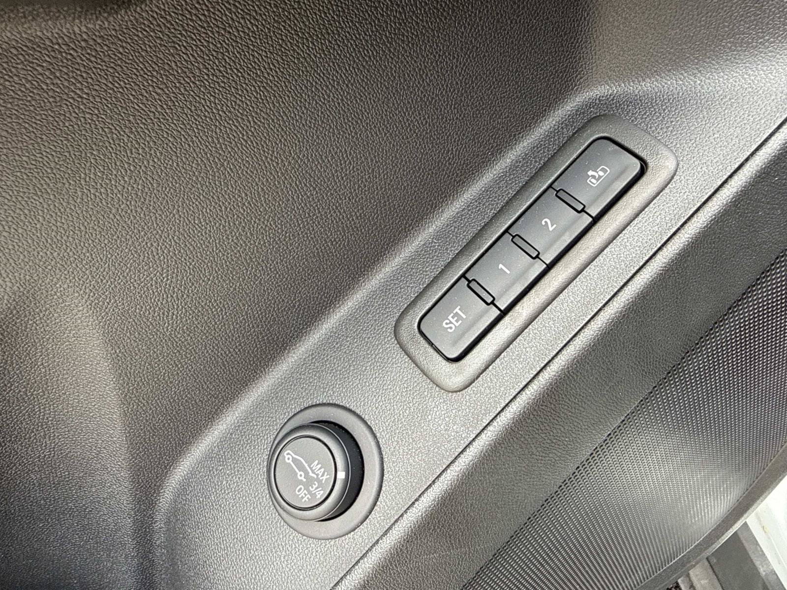 Used 2023 Chevrolet Equinox Premier FWD image 19