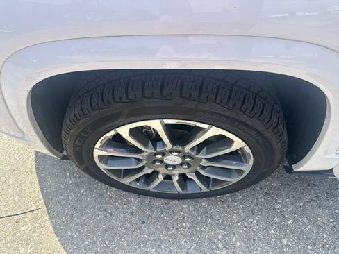 Used 2021 GMC Acadia Denali w/ Denali Technology Package FWD image 19