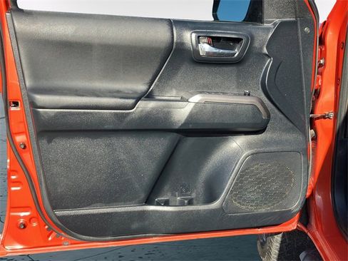 Used 2017 Toyota Tacoma TRD Sport w/ Tow Package image 24