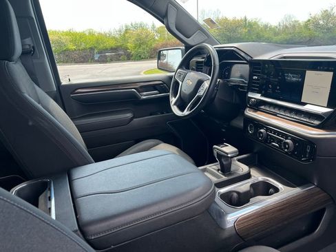 Used 2023 Chevrolet Silverado 1500 LT AWD/4WD image 9