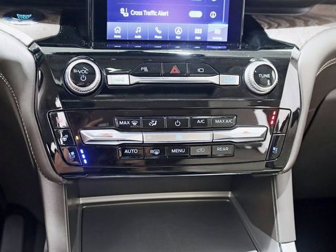 Used 2022 Ford Explorer Platinum w/ Equipment Group 601A AWD/4WD image 23