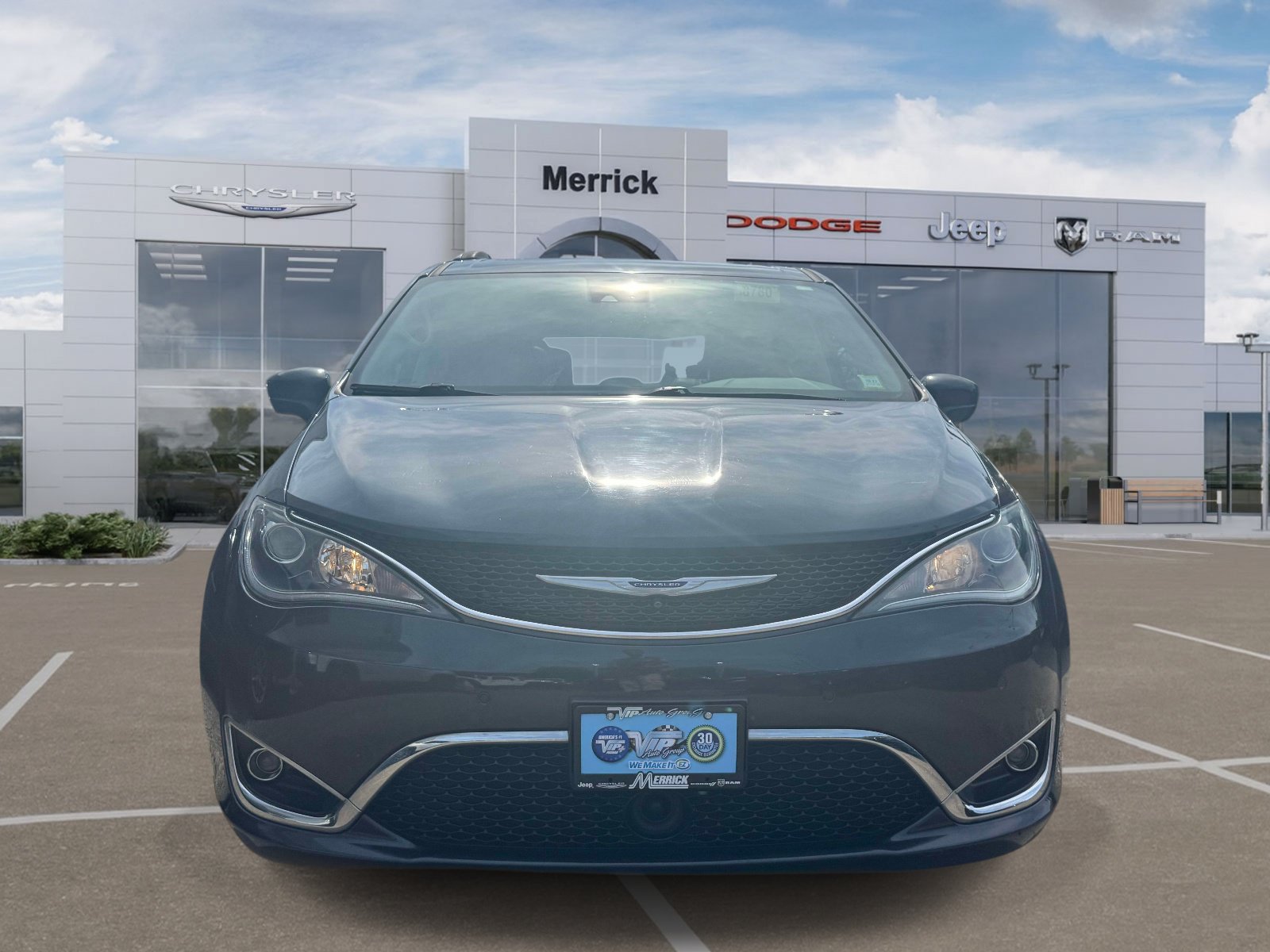 Used 2020 Chrysler Pacifica Touring-L w/ Advanced Safetytec Group FWD image 3