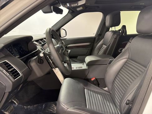 Used 2024 Land Rover Discovery Dynamic SE image 11