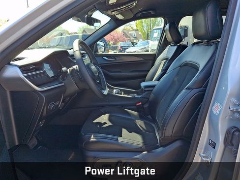 Used 2025 Jeep Grand Cherokee Altitude AWD/4WD image 17
