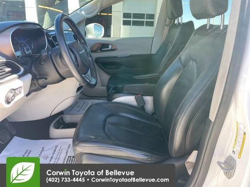Used 2018 Chrysler Pacifica Touring-L w/ Tire & Wheel Group FWD image 17