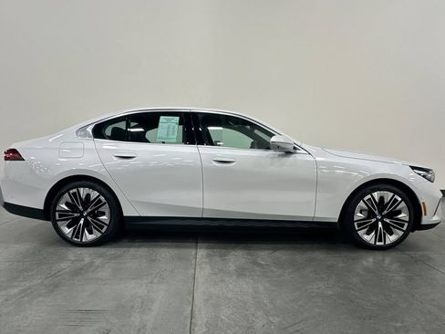 Used 2026 BMW i5 M60 w/ Premium Package RWD image 3