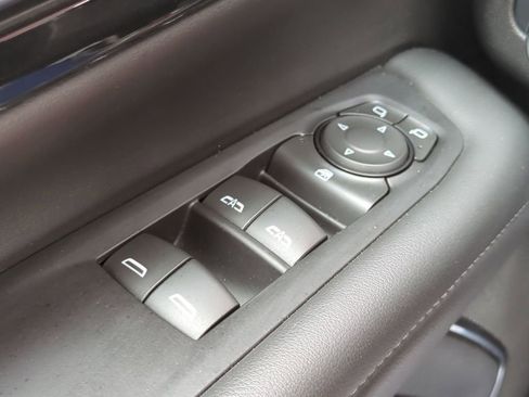 Used 2025 Chevrolet Suburban Z71 image 32