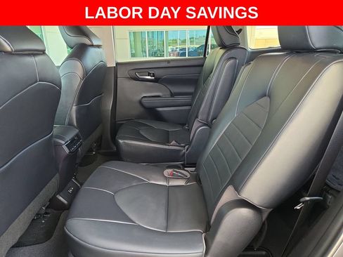 Used 2022 Toyota Highlander XLE FWD image 14