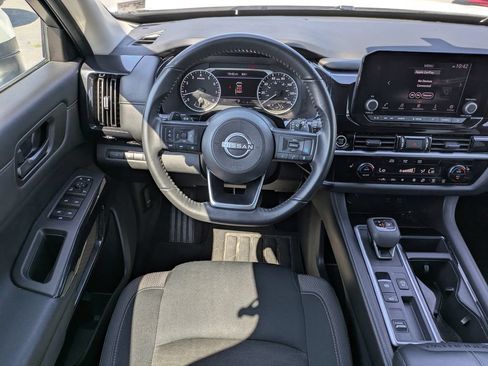 Certified 2024 Nissan Pathfinder SV FWD image 17