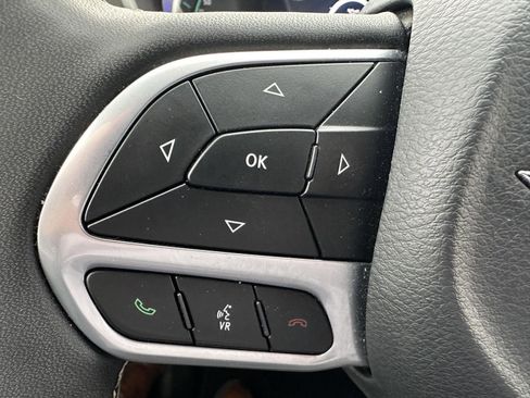 Used 2024 Chrysler Pacifica Select image 26