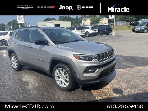 Used 2023 Jeep Compass Latitude AWD/4WD image 1