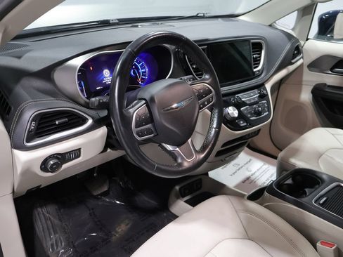 Used 2021 Chrysler Pacifica Touring-L FWD image 16