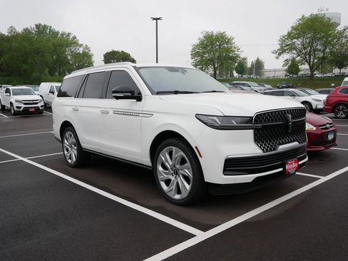 Used 2025 Lincoln Navigator Reserve AWD/4WD image 3