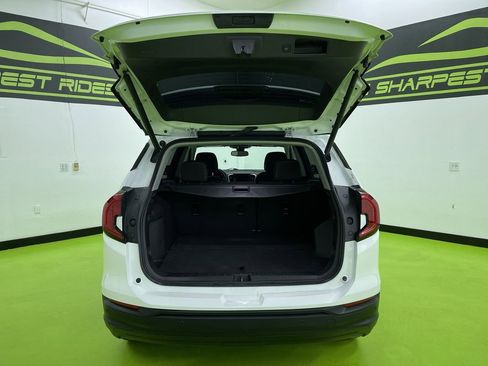 Used 2023 GMC Terrain SLE w/ Driver Convenience Package image 9