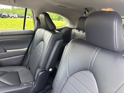 Used 2023 Toyota Highlander XLE AWD/4WD image 31