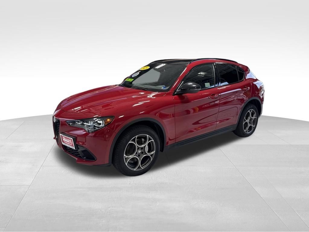 Used 2025 Alfa Romeo Stelvio Sprint w/ Convenience Package AWD/4WD image 2