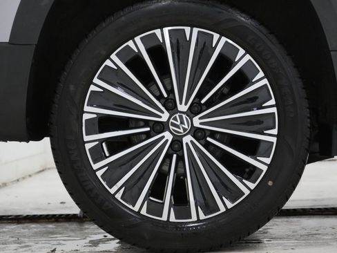 Used 2025 Volkswagen Taos SE image 9