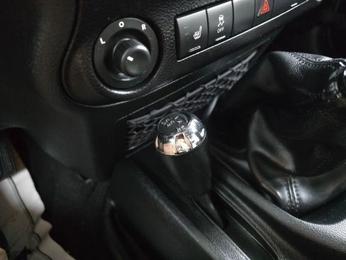 Used 2012 Jeep Wrangler Unlimited Rubicon w/ Connectivity Group image 31