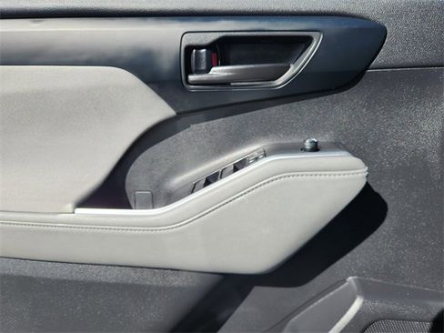 Certified 2023 Toyota Highlander L image 17