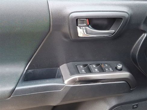 Used 2017 Toyota Tacoma TRD Sport image 10